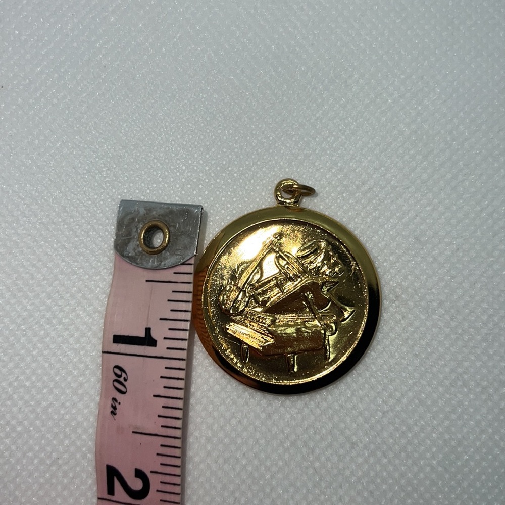 MUSICAL INSTRUMENT PENDANT CHARM GOLD TONE, PIANO, VIOLIN, SAXOPHONE, NOTES - Picture 7 of 8
